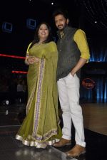 Geeta Kapoor, Riteish Deshmukh on the sets of India_s Dancing Superstars in Filmcity, Mumbai on 24th June 2013 (51).JPG